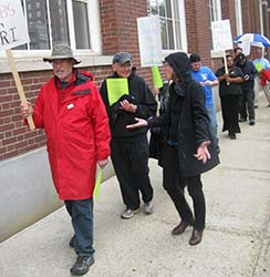 Guild retirees join a picket line for GateHouse contract